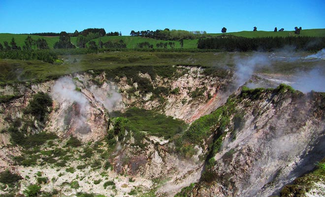 The craters of the moon can be visited near the Huka Falls. There you can see boiling mud along a circuit.