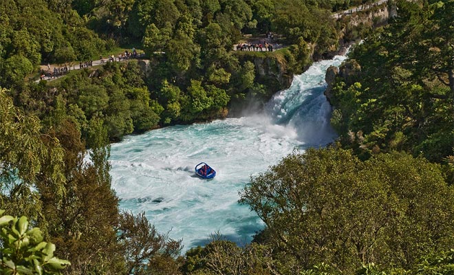 The Huka Falls Jet carries its name well and can reach 80 km / h. Suffice to say that it has the energy required to brave the current.
