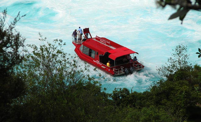 The alternative to the Huka falls jet is to borrow the Maid of the Falls. The boat approaches the falls and you will be served tea or coffee on board.