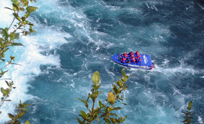 If you go up the river aboard the Huka Jet, you will be able to approach only a few meters from the fall whose flow would be able to fill an Olympic swimming pools in no time!