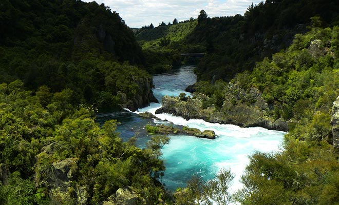 Once the gates of the dam close, the river of Aratiatia regains its calm and the rapids disappear.