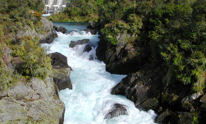 The rapids of Aratiatia are not natural. They are formed every day when the gates of the dam are opened upstream of the river.