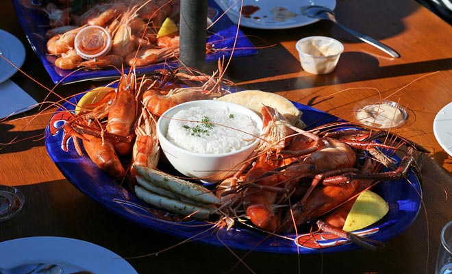 Huka Falls Prawn Park uses the geothermal energy of the area to produce giant shrimps that you can fish and taste on site.
