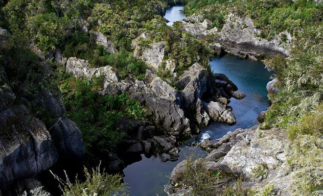 Before the opening of the gates of the dam, the Aratiatia river is peaceful.