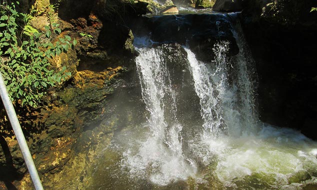 A hot thermal pond where to bathe!