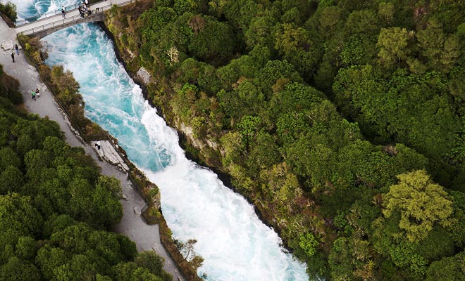 The formation of the fall is dued to the presence of a bottleneck that accelerates the flow of the river.