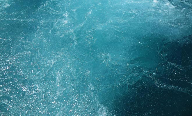 The current is far too strong to swim at the Huka Falls. Some explorers have lost their lives trying to get through the fall. Only a few highly trained athletes can do this by kayaking.