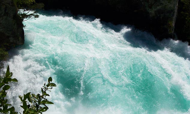 The high oxygen content explains the turquoise color of the fall.