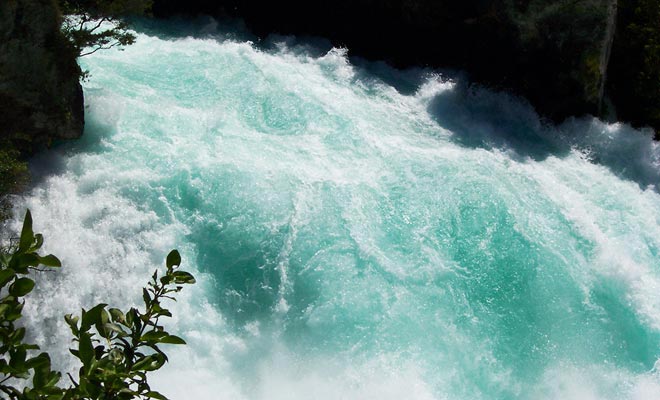 It is the high concentration of oxygen bubbles that explains the turquoise color of the Huka Falls.