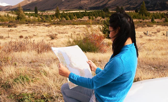 Some of the country's roads are deserted and there is only one car every hour. This remark is all the more true outside the high season. Watch the fuel gauge carefully and stay close to the vehicle to watch for traffic.