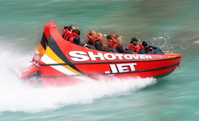 The jet boat has easily established itself as an unmissable activity in New Zealand. The beauty of the itineraries (turquoise rivers ...) and the presence of canyons explain in large part the enthusiasm of the travelers.