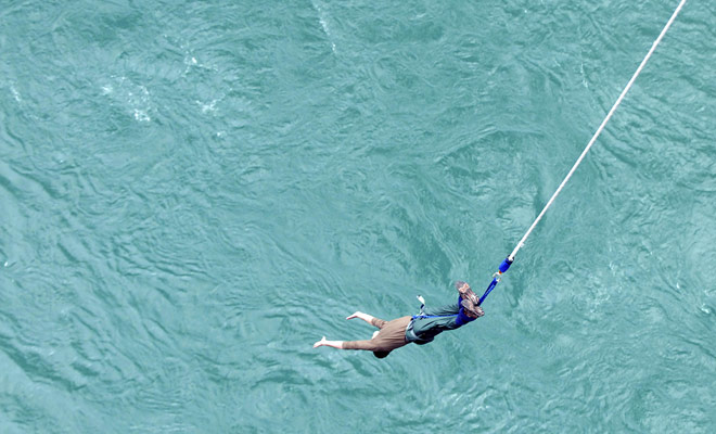 Jump into the void to finish the fall in the water and return immediately in the air. The experience is intense and even the regulars of bungy jumping will be satisfied.