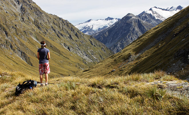 While it is relatively easy to get caught in a stop in New Zealand (kiwifruit often stops), it is sometimes necessary to wait more than two hours in the deserted areas of South Island. Provide camping equipment in case of problem is recommended.
