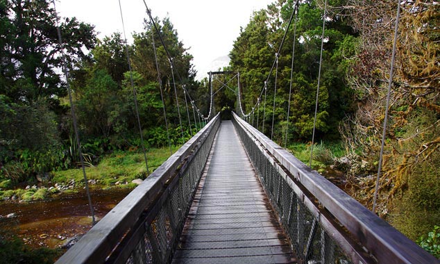 Un pont suspendu permet de gagner le premier point d'observation.