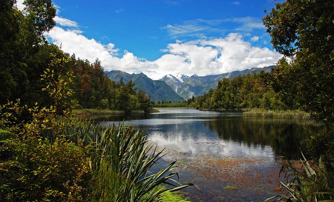 Lake Matheson occupies the space left free after the melting of a great glacier 14,000 years ago.