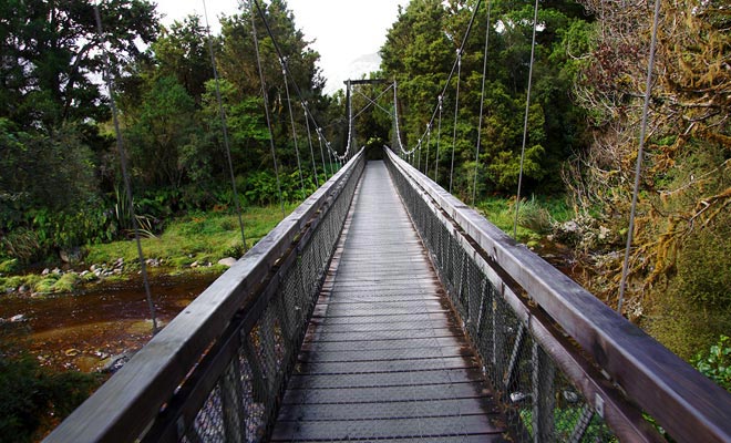 No worries to have, the suspension bridge that spans the Clear Water River is perfectly stable.
