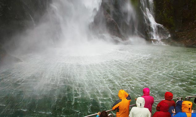 Le navire s'approche le plus près possible des chutes de Stirling.
