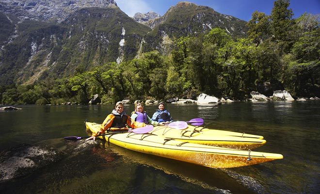 Le principal avantage d'un Programme Vacances Travail en Nouvelle-Zélande tient à la beauté légendaire des deux îles du pays. Vous aurez l'occasion de découvrir de nombreux paysages et vous pratiquerez des activités sportives comme le kayak et même le saut à l'élastique !