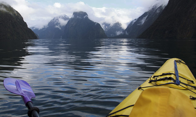 L'exploration des fjords en kayak est plus agréable qu'en bateau.