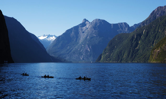 Explorer le Milford Sound en kayak offre des instants privilégiés.