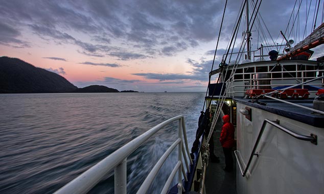 Le Fjord retrouve son calme à la nuit tombée.