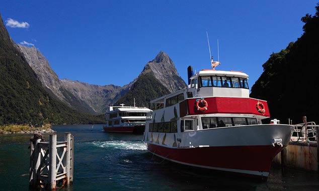 Le Milford Sound est sillonné par les navires de croisières.