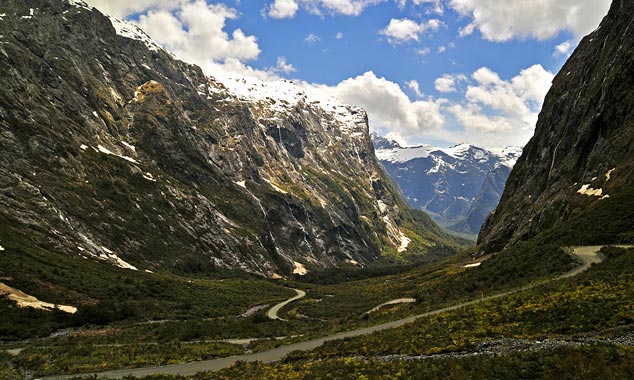 La route qui rejoint le fjord est un spectacle à part entière.