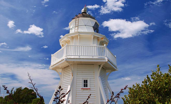 The lighthouse of Katiki is a few kilometers from Moeraki. This is a nice walk, especially if you have to wait until the tide goes down to watch the boulders.