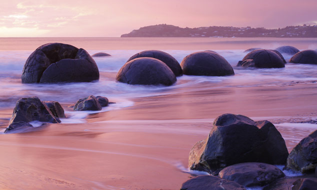 Les célèbres boulders (des rochers ronds) de la plage de Moeraki.