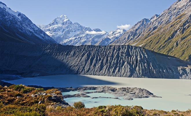Travelers are often surprised to find the glacier covered with a thick layer of rock dust. But do not be deceived, it is a mountain of ice in motion.