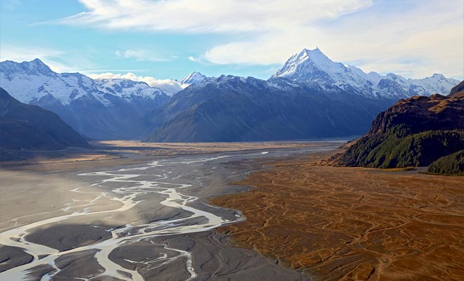There are several ways to fly over the valley, but the ideal solution remains to register for a glider tour