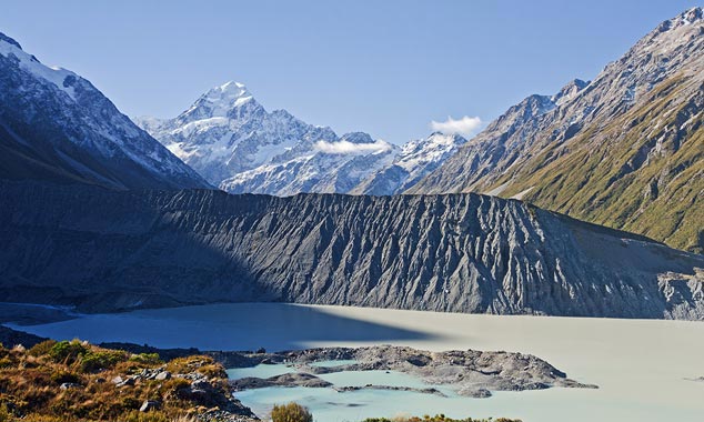 Le glacier est recouvert de poussière de roche.