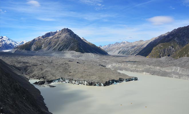 Global warming is at the origin of the glacial lake. Rising temperatures cause the glacier to melt a little more each year.