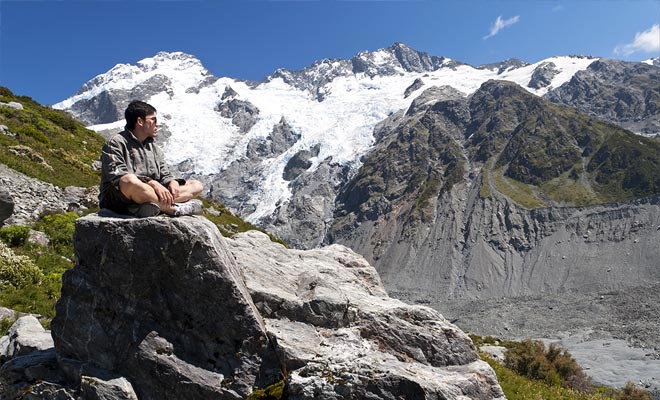 If the Hook Lake hike is accessible to beginners, you must have good walking shoes , and enough supplies to eat and to hydrate yourself because there are no shade areas all along the way.