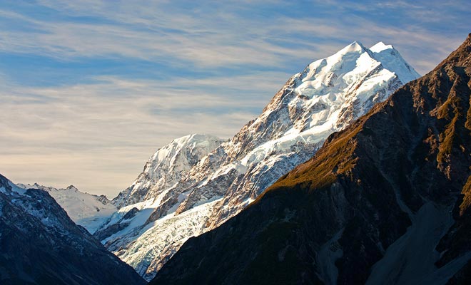 Mount Cook is the highest peak in New Zealand. It culminates at 3754 meters above sea level. Such an altitude is far from world record, but this mountain nevertheless served as a training ground for Sir Hillary before his victorious ascent of mount Everest.