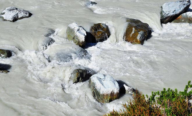 The water in the glacial lake is as white as milk! It is the sediment that gives it this strange color. This is called rock flour.