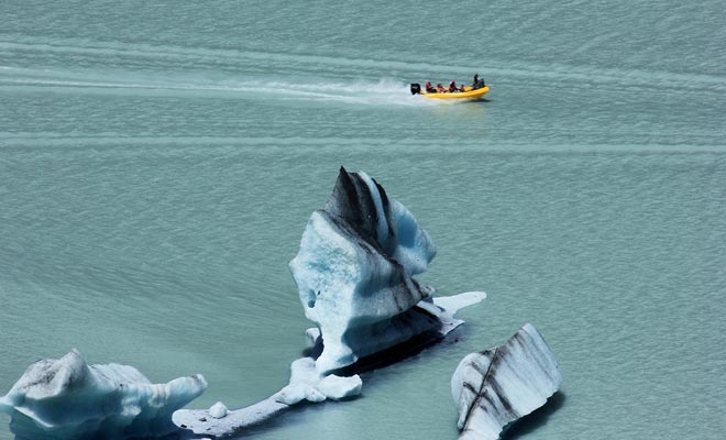The Glacier Explorers excursion makes it possible to approach the icebergs in Zodiac. The pilot will even get close enough to allow you to touch them.