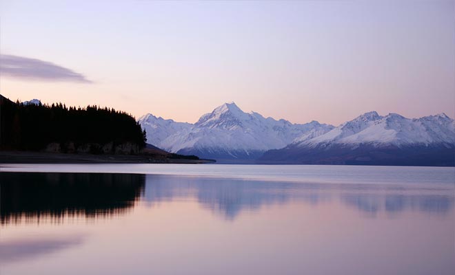 If you leave Twizel early in the morning, do not forget to stop and take a picture of the Pukaki Lake.