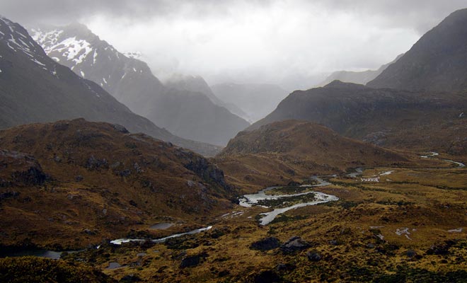 Going on an adventure without training and without signaling your intentions can be very expensive in New Zealand. If the landscape is spectacular, the changing weather conditions and the rugged terrain can play a nasty trick on you.