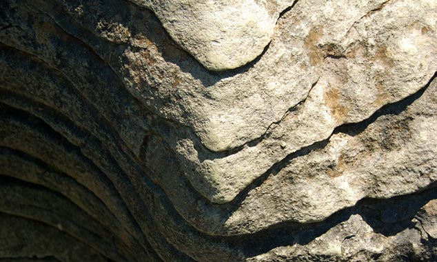 Chaque couche correspond à un dépôt de sédiment.