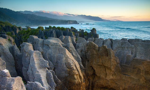 On dirait un empilement de fines couches de roche.