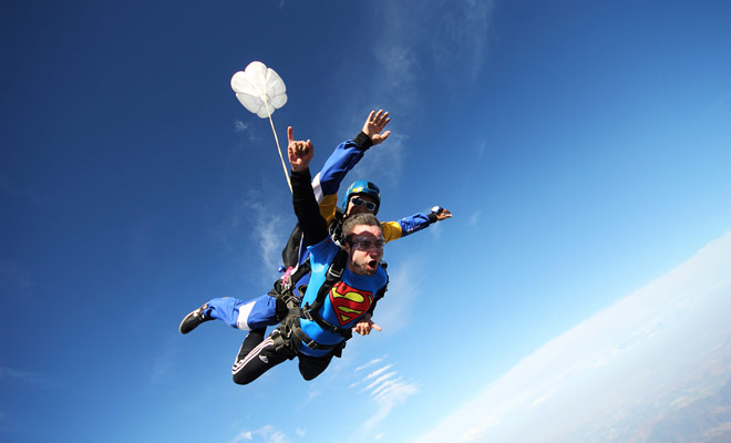 If the weather is good, you can jump in a parachute by wearing a light sweater or a long sleeve t-shirt below the combination provided by the organizer. In any case, the activity is too short for you to have time to get cold.