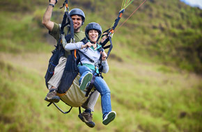 Un couple qui s'amuse à faire du parapente en tandem en Nouvelle-Zélande.