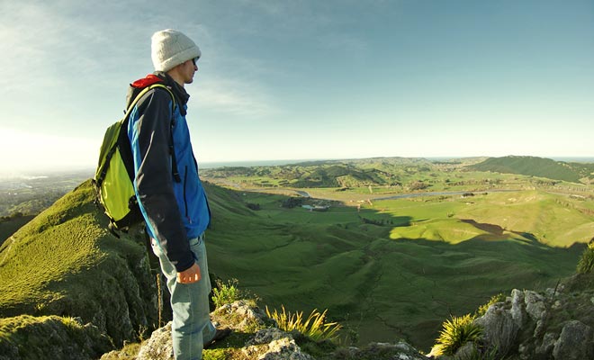 Selon Lise, l'Île du Nord est plus adaptée à la recherche d'offres d'emplois. Sur l'Île du Sud, la population est moins nombreuse, mais il demeure possible de trouver du travail si l'on est motivé.