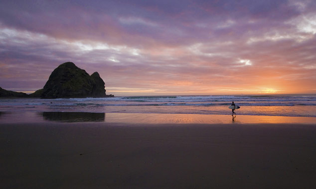 The beach of Piha allows surfing 45 minutes from Auckland.