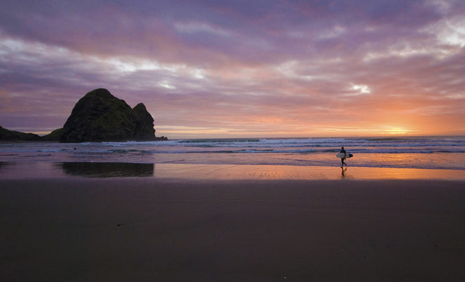 No need to travel hundreds of kilometers if you want to surf in New Zealand and you live in Auckland. From the City of sals to the beach of the Piano lesson, it takes 45 minutes by car.