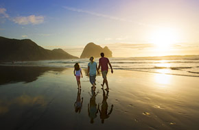 Découvrez les plus belles plages de Nouvelle-Zélande pour se reposer ou s'amuser.