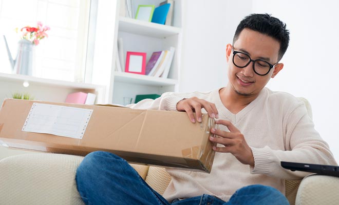 Lorsque l'on a le moral en baisse, il est toujours agréable de recevoir un petit colis de sa famille. Anniversaire, fêtes de fin d'année... autant d'occasions de recevoir quelques cadeaux par la poste.