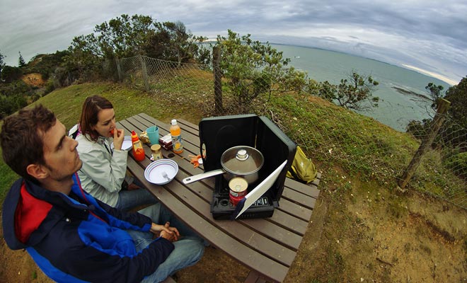 La seule manière de faire des économies sur le budget alimentaire consiste à préparer ses repas en choisissant des ingrédients sains, mais peu couteux comme les haricots et les fruits frais de saison. Avec un peu de bonne volonté, il est possible de manger à sa faim sans se ruiner.