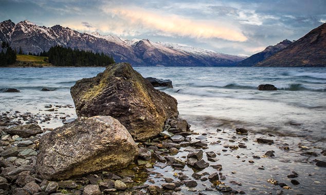 Au début du printemps, les sommets sont encore enneigés.
